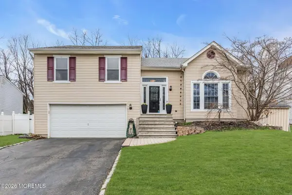 17 Heritage Drive, Howell, NJ 07731