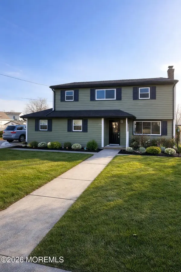 20 Surrey Drive, Hazlet, NJ 07730