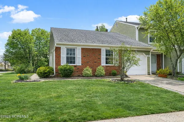 89 Oak Lane, Eatontown, NJ 07724