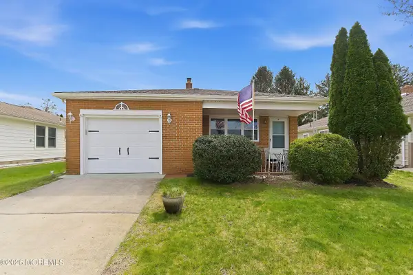 7 Pavilion Street, Toms River, NJ 08757