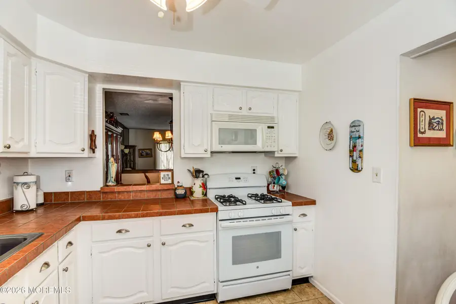 258 Grassmere Court, Aberdeen, NJ 07747 - #2