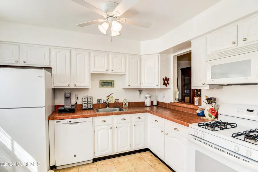 258 Grassmere Court, Aberdeen, NJ 07747 - #3