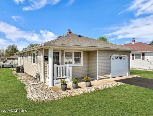 324 Saint Thomas Drive, Toms River, NJ 08757