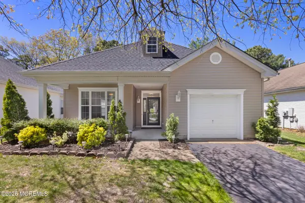18 Amberwinds Court, Lakewood, NJ 08701