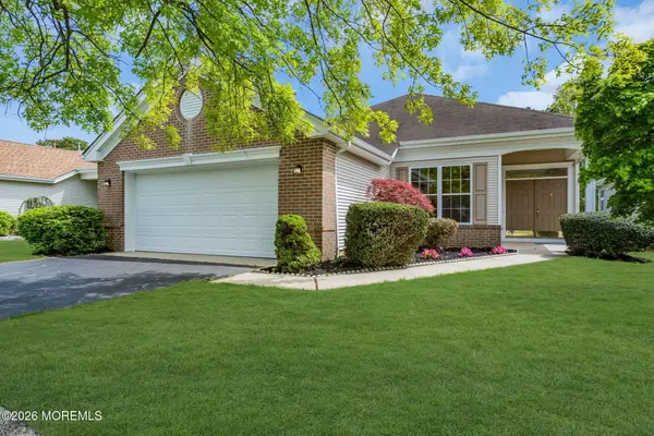 24 Greenways Lane, Lakewood, NJ 08701