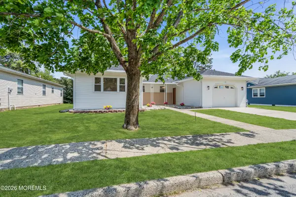 11 Tampa Lane, Toms River, NJ 08757