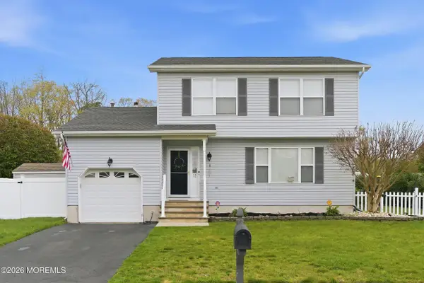 32 Bronia Street, Howell, NJ 07731