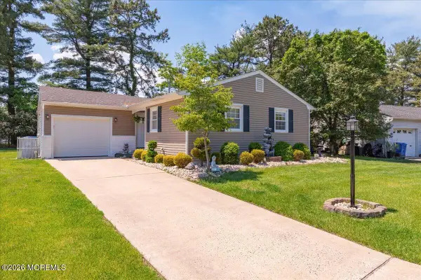 12 Cambridge Court, Toms River, NJ 08757