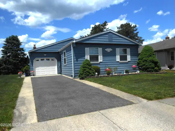 46 Woodstock Drive, Toms River, NJ 08753