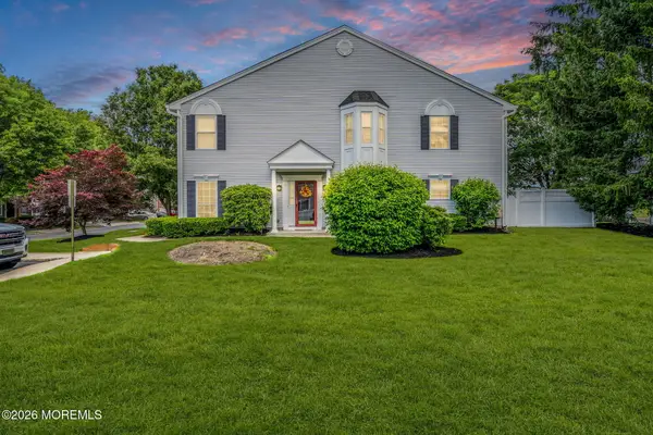 16 Sunningdale Circle, Manalapan, NJ 07726