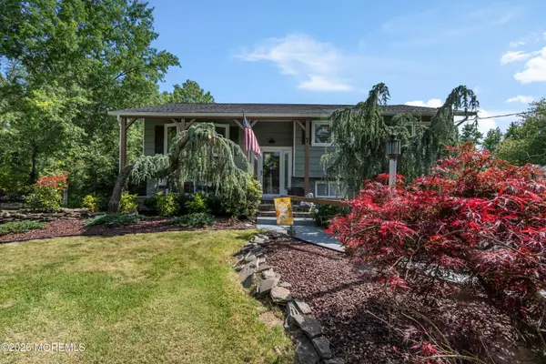 7 Oxford Road, Manalapan, NJ 07726