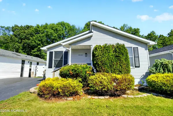 17 Brookview Lane, Manalapan, NJ 07726