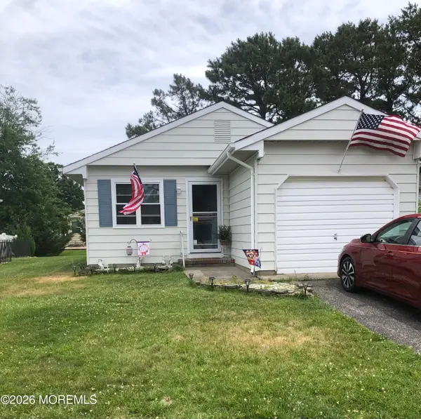 10 Saint Tropez Court, Toms River, NJ 08757