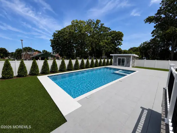 19 Roslyn Drive, Oakhurst, NJ 07755