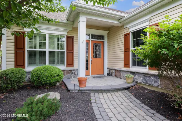 1 Chatsworth Lane, Farmingdale, NJ 07727