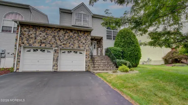 29 Hummingbird Court, Marlboro, NJ 07746