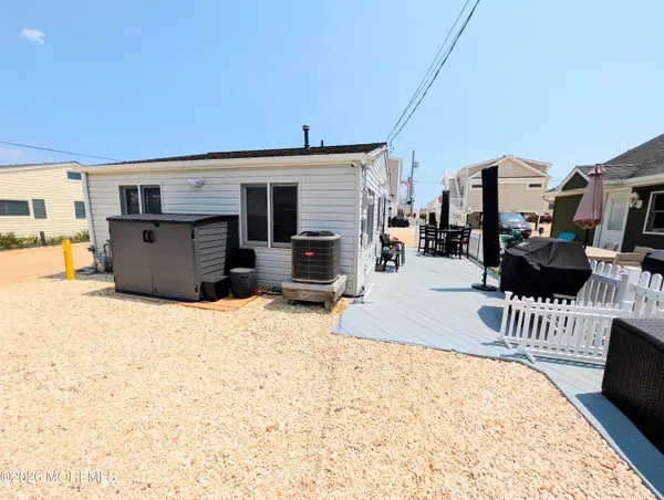 21 Penguin Way, Lavallette, NJ 08735