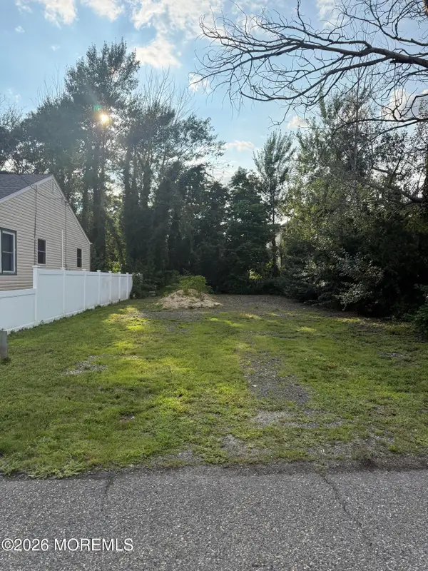 16 Tudor Avenue, Pine Beach, NJ 08741