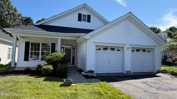 42 Greenways Lane, Lakewood, NJ 08701