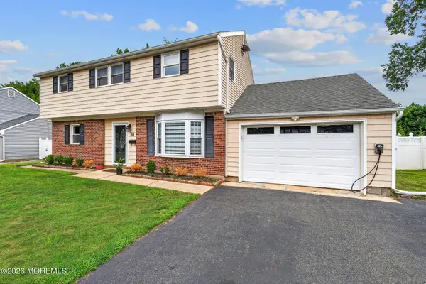 31 Peach Tree Road, Oakhurst, NJ 07755