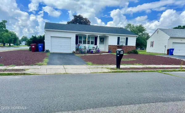 22 Brakenbury Court, Toms River, NJ 08757