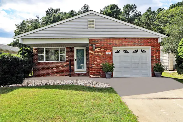 7 Point Blanche Court, Toms River, NJ 08757