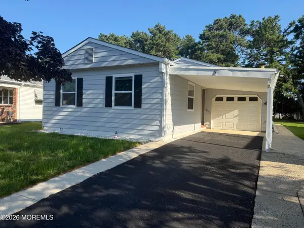 8 Gorginio Drive, Toms River, NJ 08757