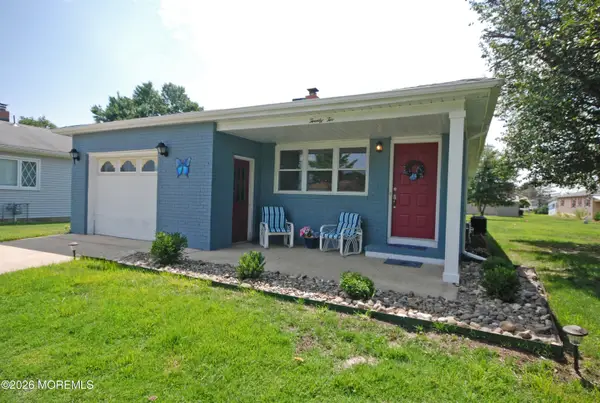 22 Vera Cruz Court, Toms River, NJ 08757