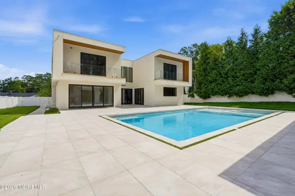 46 Whalepond Road, Oakhurst, NJ 07755