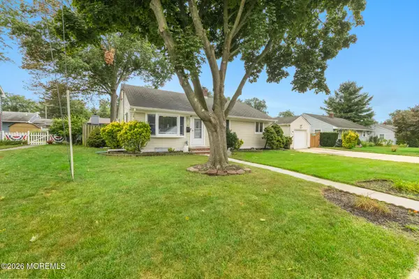 8 Meadowbrook Avenue, Eatontown, NJ 07724