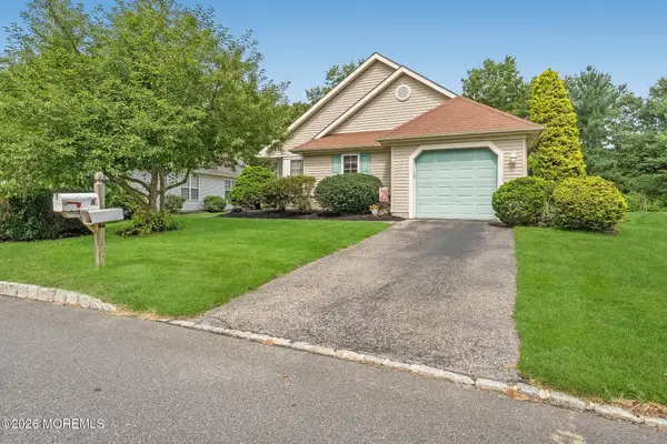 3 Strawberry Lane, Lakewood, NJ 08701