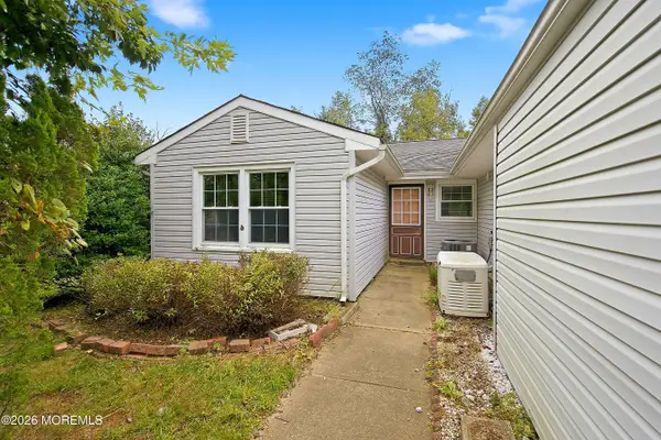 18 Scenic Drive, Freehold, NJ 07728