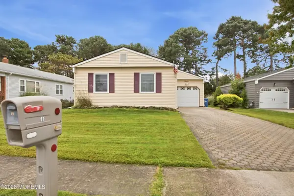 11 Woodstock Drive, Toms River, NJ 08757