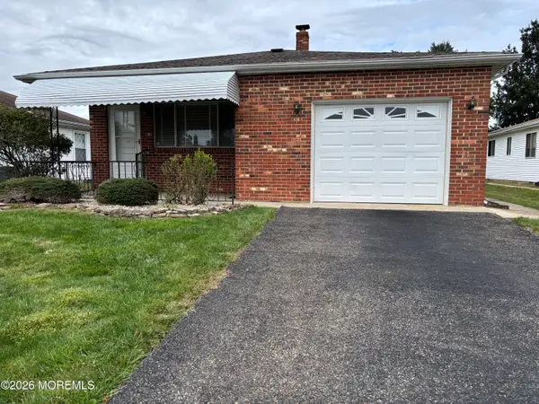 13 Newcastle Court, Toms River, NJ 08757