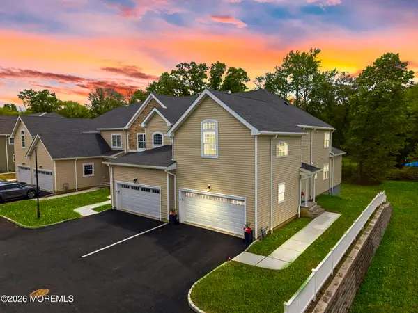 12 Remington Court, Farmingdale, NJ 07727