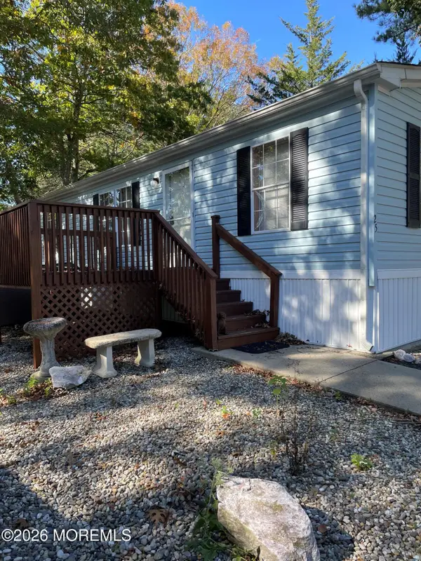 25 Oak Tree Lane, Manahawkin, NJ 08050
