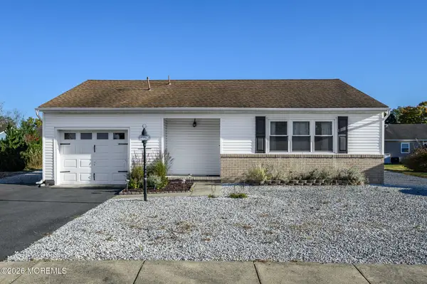 17 Wiltshire Court, Toms River, NJ 08757