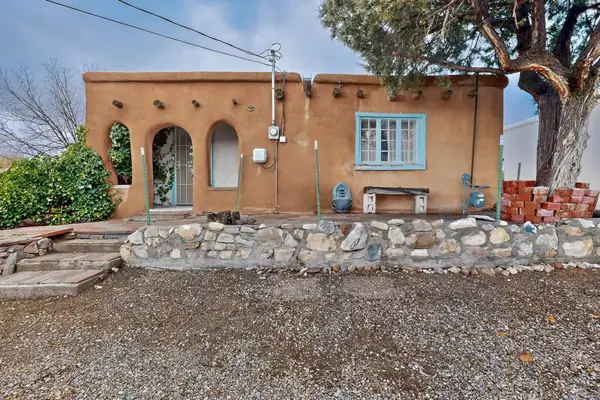 1295 Cerro Gordo, Santa Fe, NM 87501