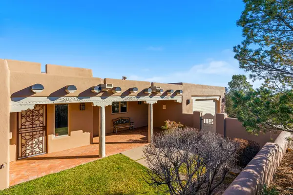 817 Camino Vistas Encantada, Santa Fe, NM 87507