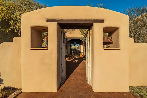 8 Ridgetop Circle, Santa Fe, NM 87506
