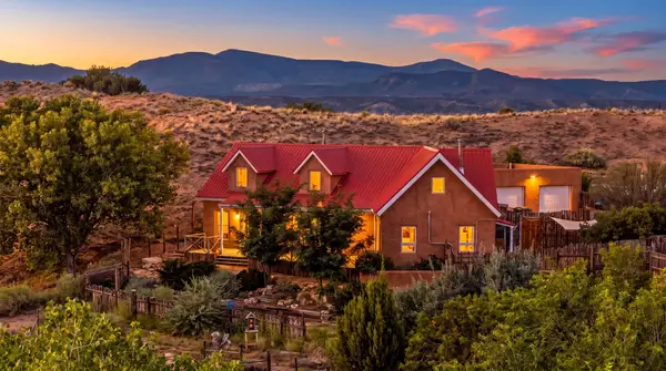 18 Lomas De La Cruz, Santa Cruz, NM 87532