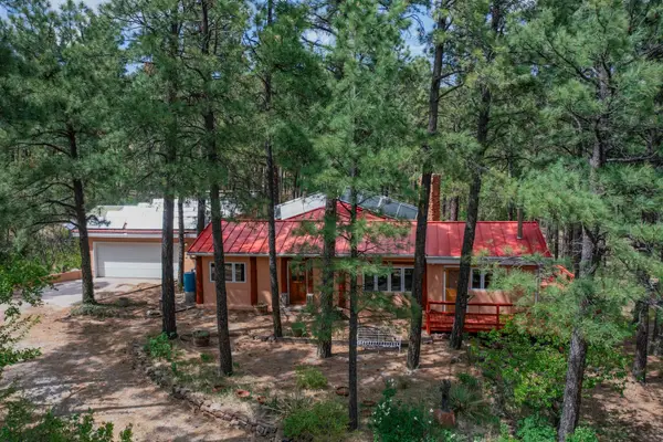 2 El Paraiso Drive, Montezuma, NM 87731