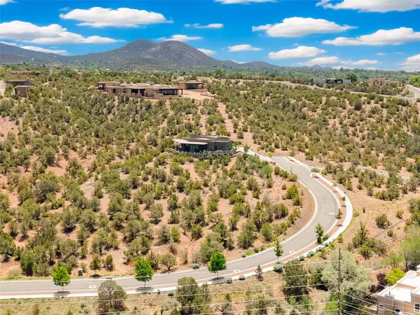 565 Calle Mirasol, Santa Fe, NM 87501