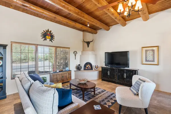 38 E Via Plaza Nueva, Santa Fe, NM 87507