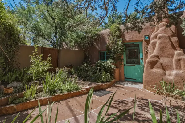 542 Camino Del Monte Sol, Santa Fe, NM 87505