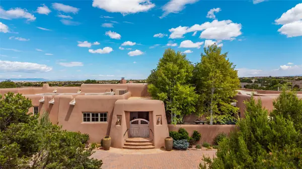 22 Paseo Aragon, Santa Fe, NM 87506