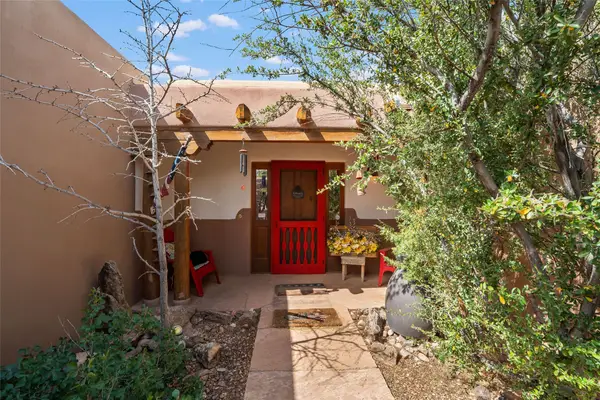 6 Quedo Road, Santa Fe, NM 87508