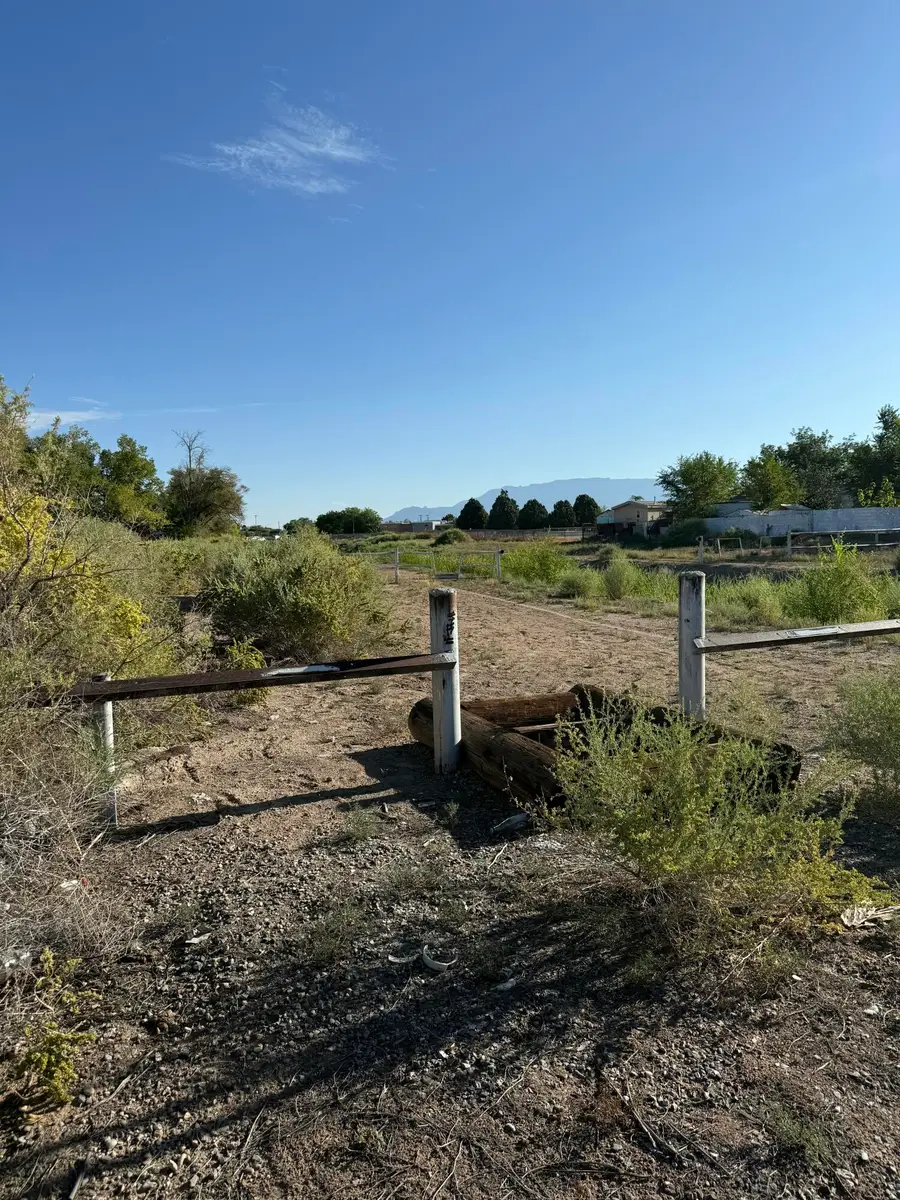 2019 Sanford Avenue Sw, Albuquerque, NM 87105 - Image #2