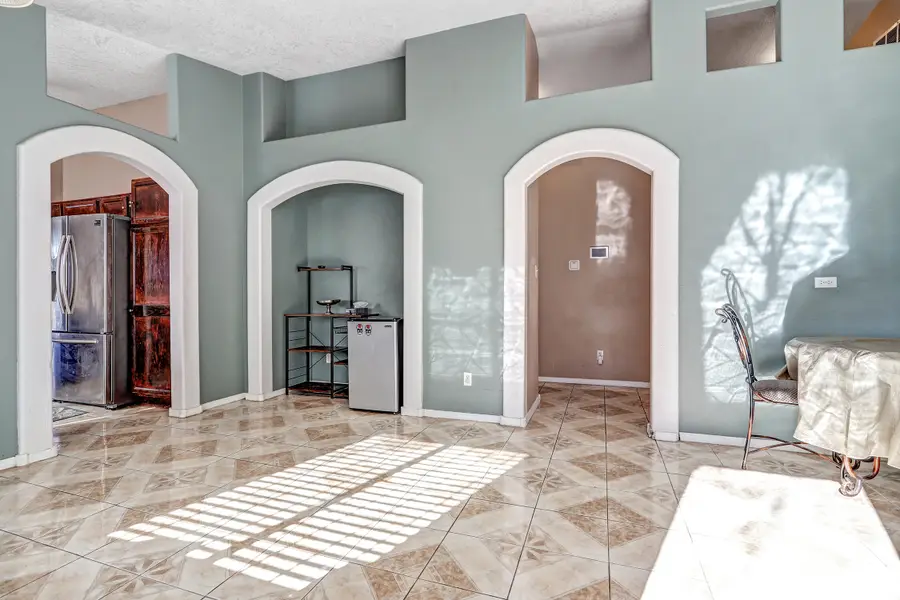 463 Sunrise West Drive Sw, Albuquerque, NM 87121 - Image #2