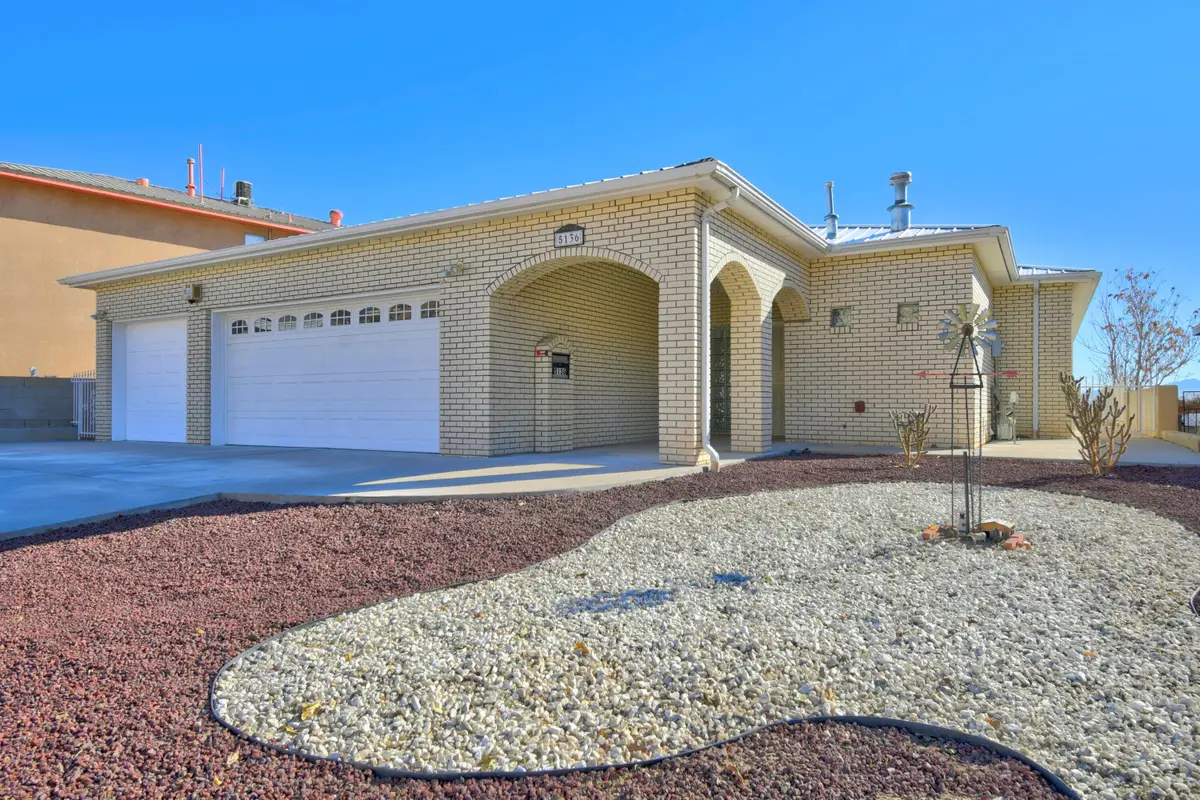 5136 Lomas De Atrisco Road Nw, Albuquerque, NM 87105 - Image #1